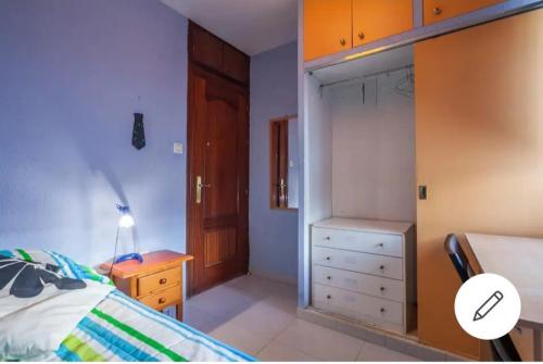 a bedroom with a bed and a dresser and a closet at PISO CON BUENA RED WIFFI FIBRA ÓPTICA Alquiler de habitaciones in Seville