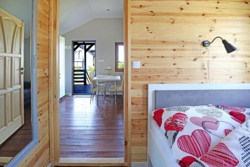 ムシチツェにあるDomeki 4-6 osoboweの木製の壁のベッドルーム1室(ベッド1台付)