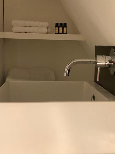 un lavandino con rubinetto in bagno di ANNA a Gand