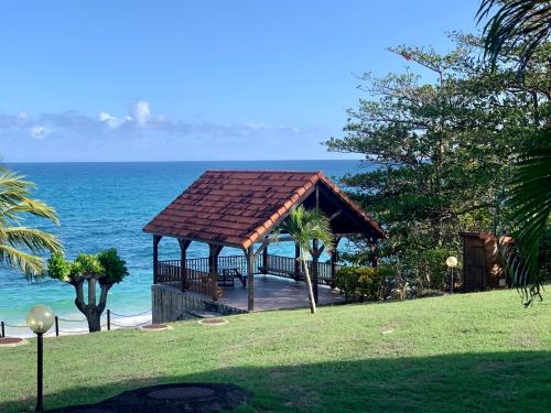 a gazebo on the beach near the ocean at L’Appart - Les pieds dans l’eau in Sainte-Luce