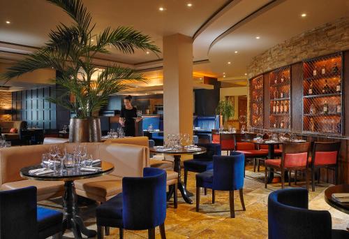 un restaurante con mesas y sillas y una persona de fondo en Kilkenny Ormonde Hotel, en Kilkenny