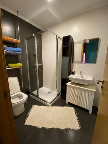 Ένα μπάνιο στο Apartamento playa de Bueu