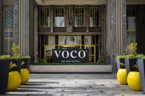 voco Doha West Bay Suites, an IHG Hotel في الدوحة: واجهة متجر مع علامة اليوغا في النافذة