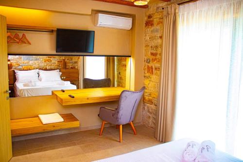1 dormitorio con cama, escritorio y espejo en Casa La Bohéme en Skála Potamiás