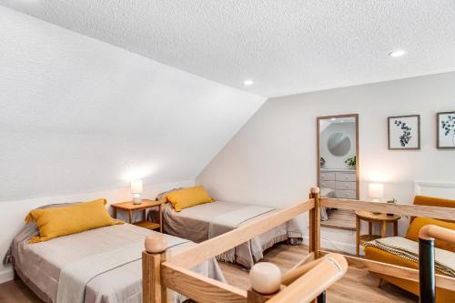 1 dormitorio con 2 camas en una habitación en Sea Colony --- 5001F Brighton Trail, en Bethany Beach
