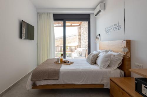 ein Schlafzimmer mit einem großen Bett mit weißer Bettwäsche in der Unterkunft Villa Auretta in Pefki Rhodes