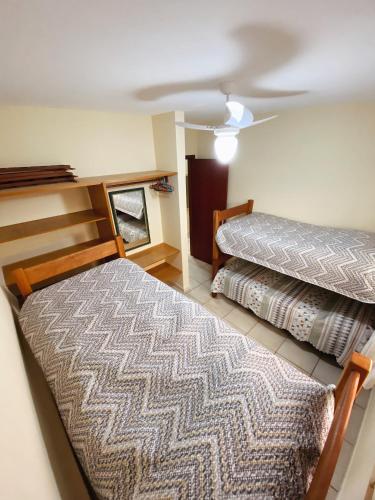 1 Schlafzimmer mit 2 Betten und einer Decke in der Unterkunft Casa em Bombas in Bombinhas