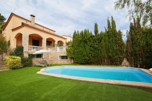dom z basenem przed dziedzińcem w obiekcie Stay U-nique Villa Portimar II w mieście Arenys de Mar