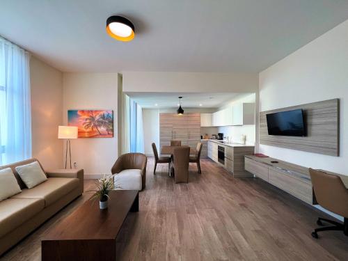 een woonkamer met een bank en een tv en een keuken bij Global Rent Apart - Costa Hollywood in Hollywood