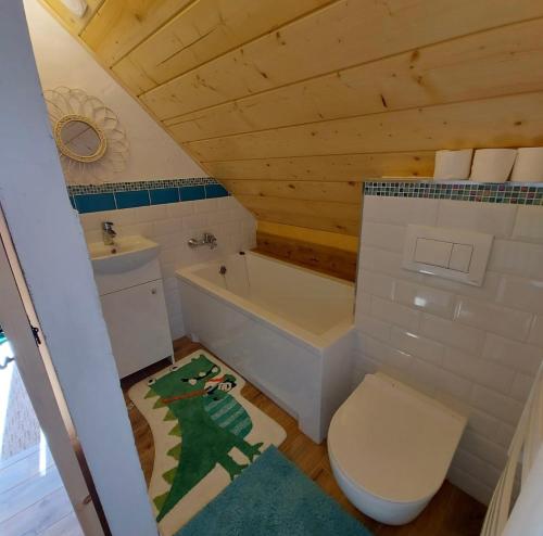 ein Badezimmer mit einem WC, einer Badewanne und einem Waschbecken in der Unterkunft Polana Widokówka in Lipnica Wielka