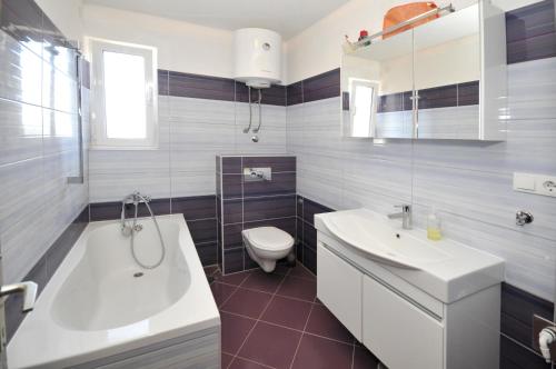Koupelna v ubytování Apartments by the sea Arbanija, Ciovo - 11592