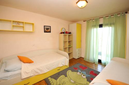 1 dormitorio pequeño con 1 cama y 1 sofá en Apartments by the sea Arbanija, Ciovo - 11592 en Trogir