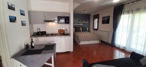 トレヴィニャーノ・ロマーノにあるBorgo San Filippoの白いキャビネット付きのキッチン、ベッド1台が備わる客室です。