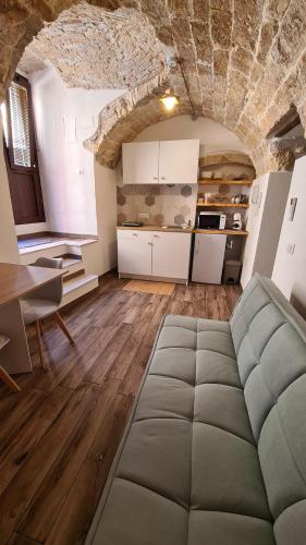 a living room with a couch and a kitchen at Bobboi in Cagliari