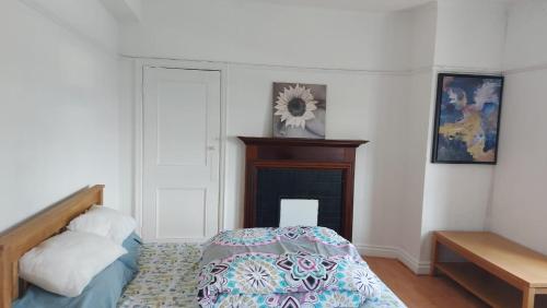 Ένα ή περισσότερα κρεβάτια σε δωμάτιο στο London Edgware Station Apartment