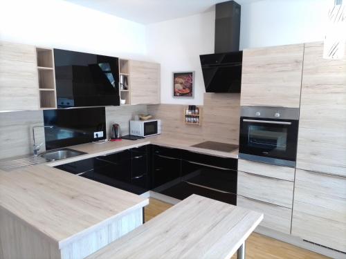 cocina con armarios negros y encimera en Ferienwohnung Krenn en Feldbach