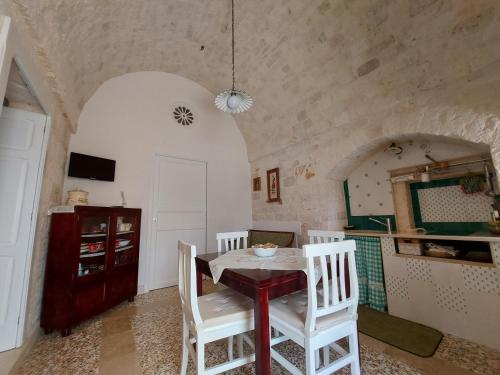 a kitchen with a table and chairs in a room at Casale Marangi in Locorotondo