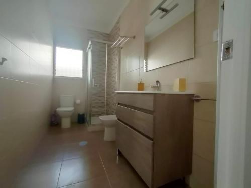 聖佩德羅－德爾皮納塔爾的住宿－Villamolinos, villa con piscina privada.，一间带水槽和卫生间的浴室
