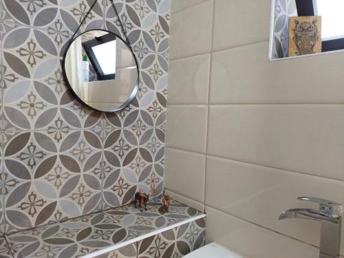 ein Badezimmer mit einem Spiegel und einem Waschbecken in der Unterkunft מקום קטן בשלווה a little peaceful place in Arad