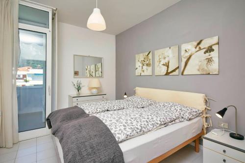 a bedroom with a bed and a window at Casa Bianca in Riva del Garda