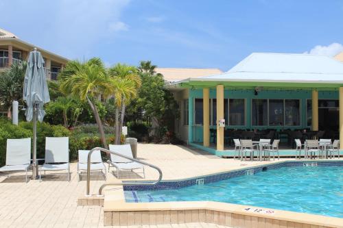 Bazén v ubytování The Grand Caymanian Resort nebo v jeho okolí