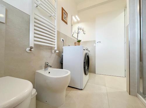een badkamer met een toilet en een kleine koelkast bij Alloggio confortevole a Cadorago in Fino Mornasco