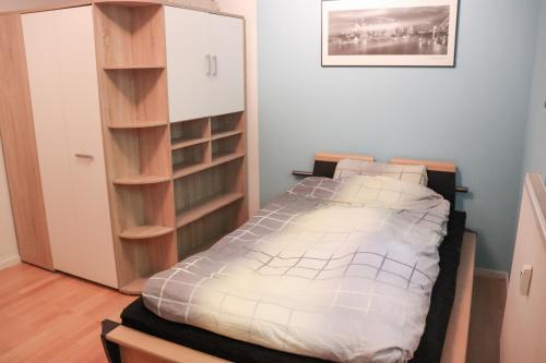 Postel nebo postele na pokoji v ubytování Exklusive Ferienwohnung mit Garten - Nähe Messe