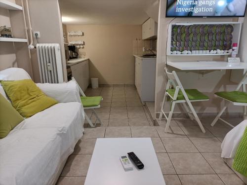 salon z kanapą i stołem w obiekcie The Urban Escape w Atenach