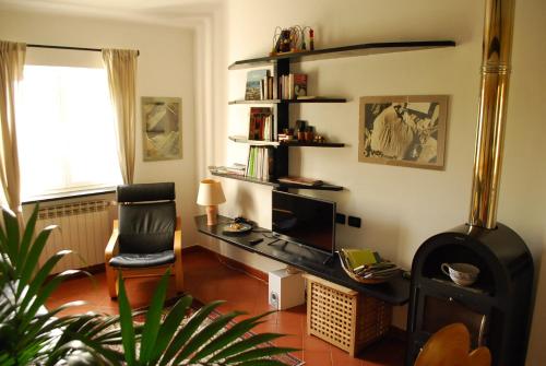 a living room with a desk and a chair at Villa Maia in Neirone