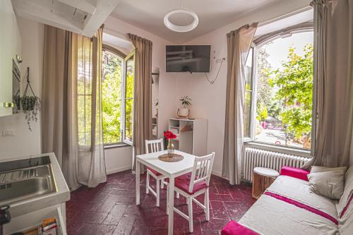 ein Wohnzimmer mit einem Tisch und einem Sofa in der Unterkunft LibertySuite Qcview2 in San Pellegrino Terme