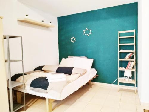 een slaapkamer met een bed en een groene muur bij Willy Brandt Studios - Best Location in Tel Aviv