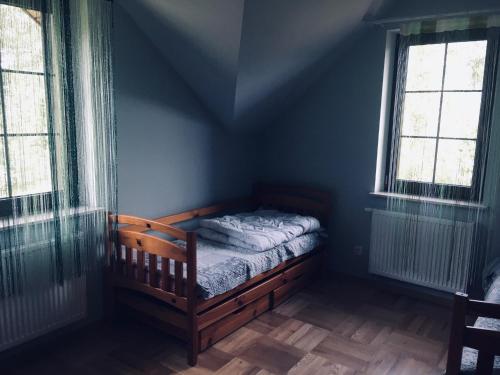 Sławatycze的住宿－Uroczysko Terebiski，卧室配有床,位于带2个窗户的房间