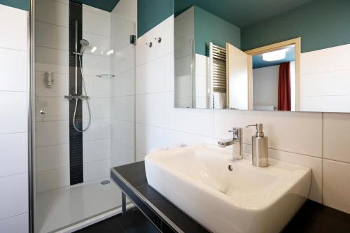 a bathroom with a sink and a shower at Casa Palatina in Großkarlbach