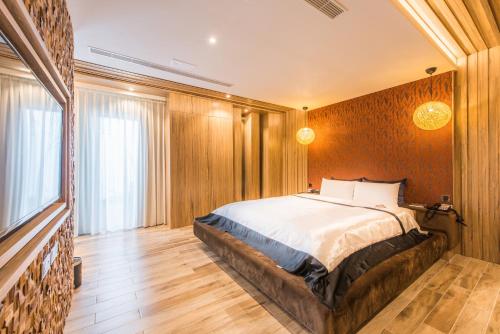 a bedroom with a large bed in a room at Voga Motel in Taichung