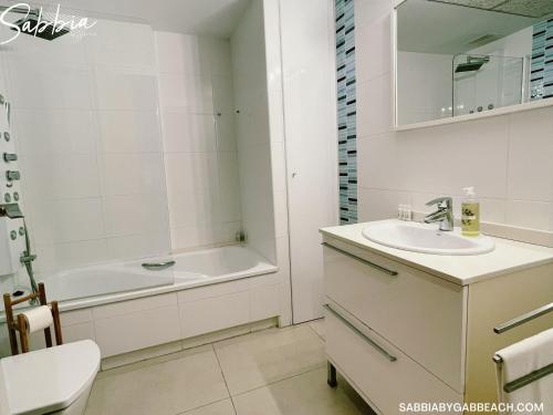 y baño con lavabo y bañera. en Apartment Sabbia by Gabbeach Valencia, en Valencia