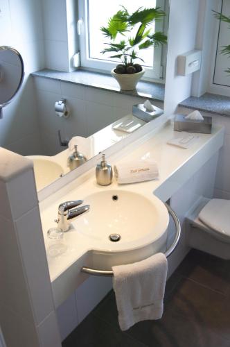 a bathroom with a sink and a mirror at Hotel Germania in Reutlingen