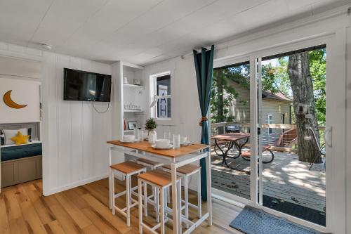 Μια τηλεόραση ή/και κέντρο ψυχαγωγίας στο Firefly Cottage cabin