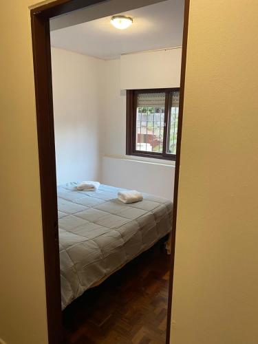1 dormitorio con 1 cama en una habitación con espejo en Departamento Plaza Independencia Mza Edificio Antiguo en Mendoza