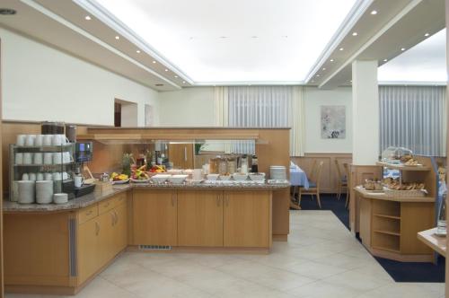 a large kitchen with a buffet in a restaurant at Hotel Germania in Reutlingen