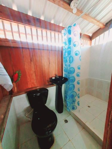 Bilik mandi di TORTUGA BAY Eco Hotel
