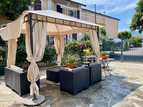 een paviljoen met een tafel en stoelen eronder bij Casa nel Golfo - free parking in Rapallo