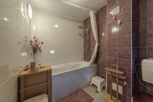 łazienka z wanną, toaletą i umywalką w obiekcie Mountain View Lodge w mieście Ranintsi
