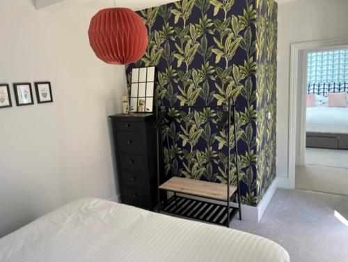 Postel nebo postele na pokoji v ubytování Redwing- free parking- Grade II listed- ground floor two bedrooms apartment