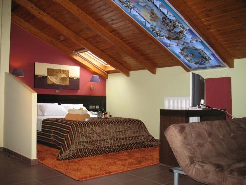 Hotel Prigipikon Suites and sofites tesisinde bir odada yatak veya yataklar