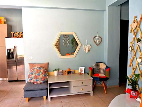 uma sala de estar com uma mesa e uma cadeira em Seaside mountain view Golden Mar villa em Paránimfoi