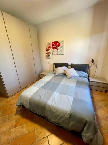 um quarto com uma cama grande num quarto em Agriturismo Boschetto em Boschetto