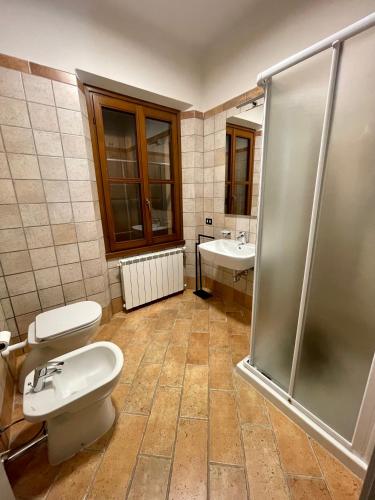 uma casa de banho com um chuveiro, um WC e um lavatório. em Agriturismo Boschetto em Boschetto