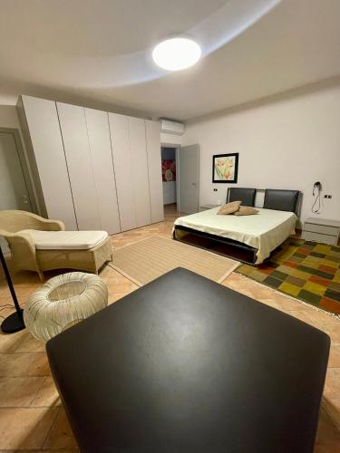 uma sala de estar com uma cama e um sofá em Agriturismo Boschetto em Boschetto