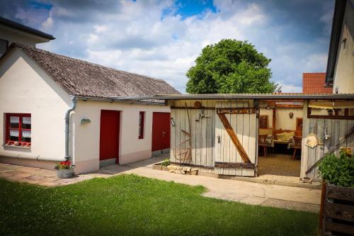 una casa con un granero con garaje en Ferienhaus Schneckenheisl en Mindelstetten