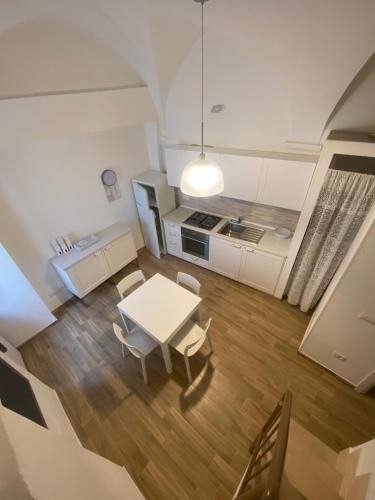 - une cuisine et une salle à manger avec une table et des chaises dans l'établissement La Chianca, à Putignano